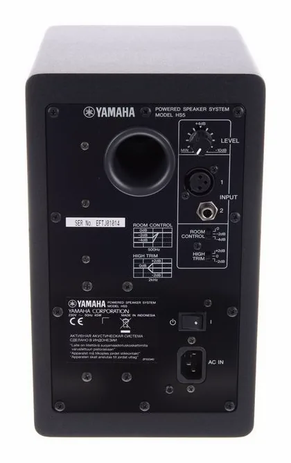 Yamaha HS 5 Isolation Riser Bundle, de achterkant met de aansluitingen