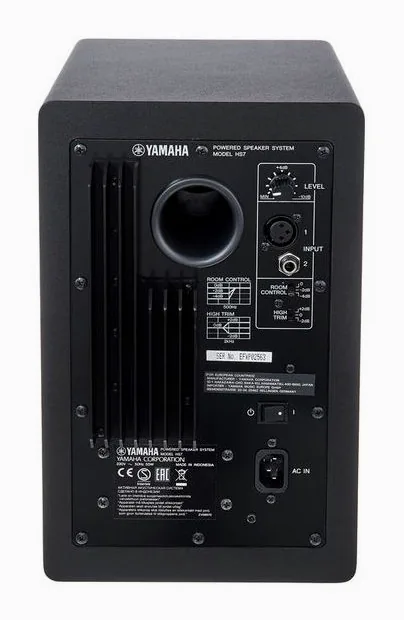 Yamaha HS 7, de behuizing van opzij
