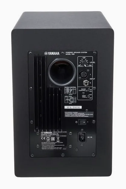 Yamaha HS 8, de bassreflexpoort