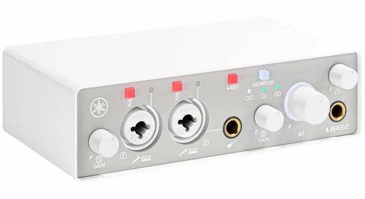 Yamaha UR22 MK3 White, het voorpaneel met de draaiknoppen