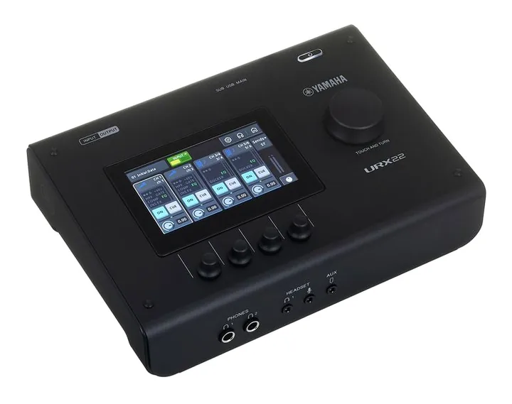 Yamaha URX22 BK, de aansluitingen aan de achterkant