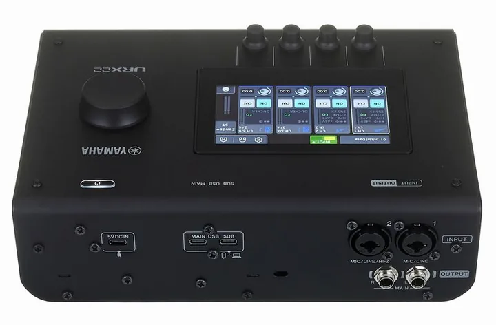 Yamaha URX22 BK, het voorpaneel met de draaiknoppen