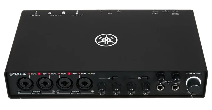 Yamaha URX44C, het voorpaneel met de draaiknoppen