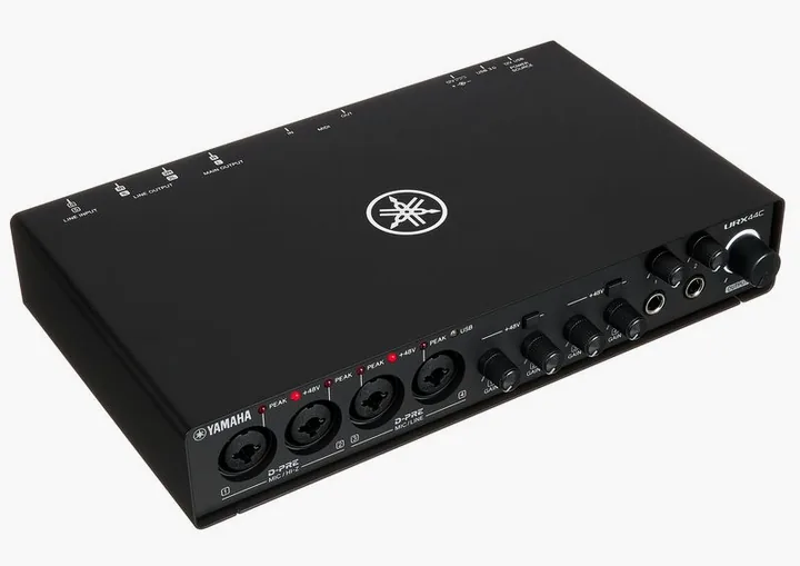 Yamaha URX44C, het voorpaneel met de draaiknoppen
