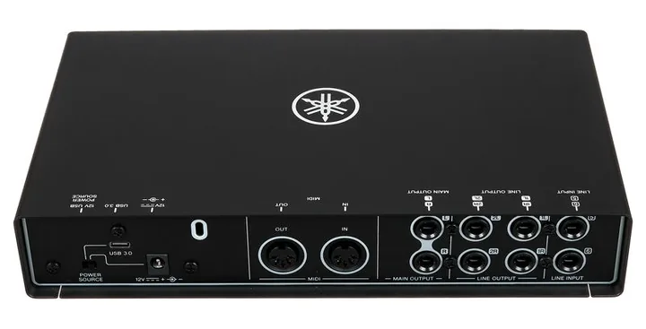 Yamaha URX44C, het voorpaneel met de draaiknoppen