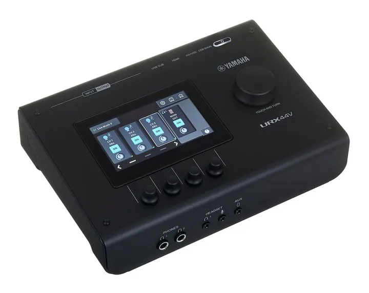Yamaha URX44V BK, de aansluitingen aan de achterkant