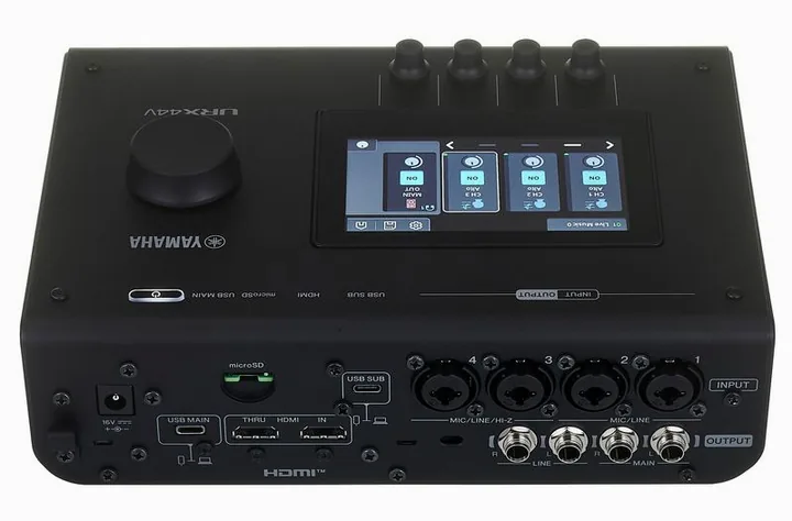 Yamaha URX44V BK, het voorpaneel met de draaiknoppen
