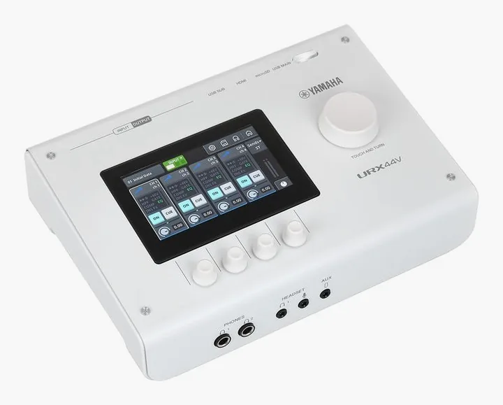 Yamaha URX44V WH, de aansluitingen aan de achterkant
