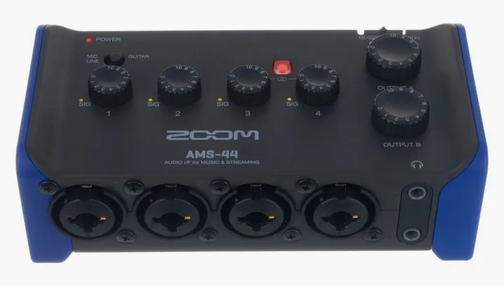 Zoom AMS-44, het voorpaneel met de draaiknoppen